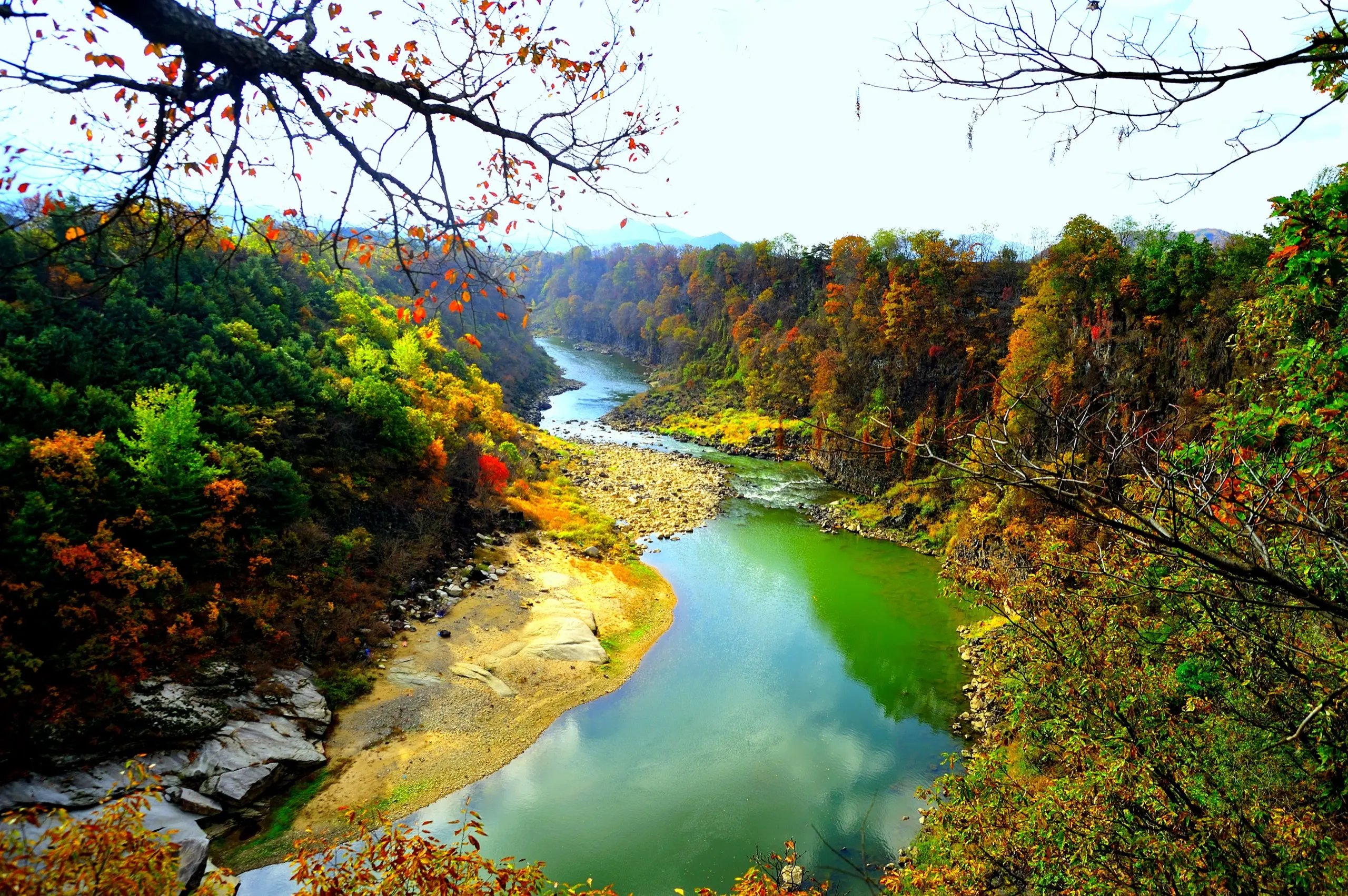 경기도 포천시 한탄강의 아름다운 자연 풍경과 맑은 강물이 흐르는 모습
